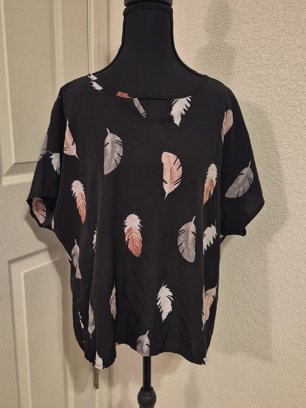Women's Black Feather Print Short Sleeve Top
